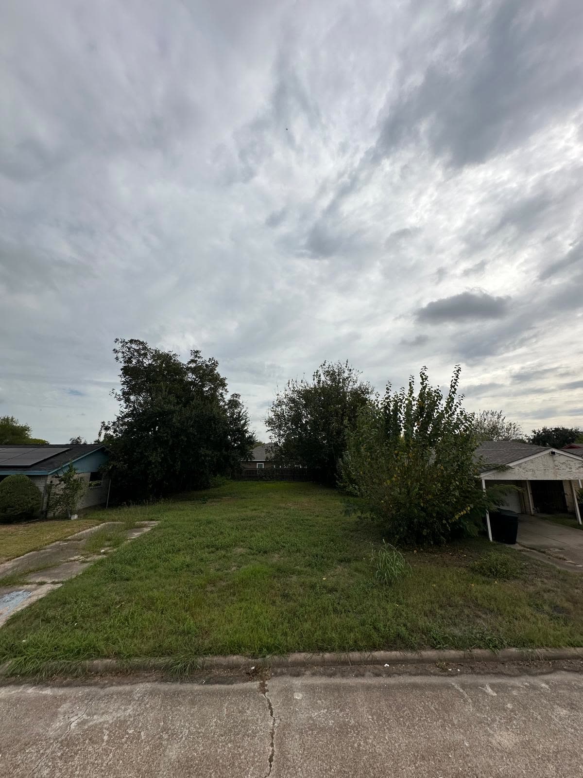Build-Ready City Lot in South Houston: 0.13 Acre, Paved Street, Out of Flood Zone photo 1
