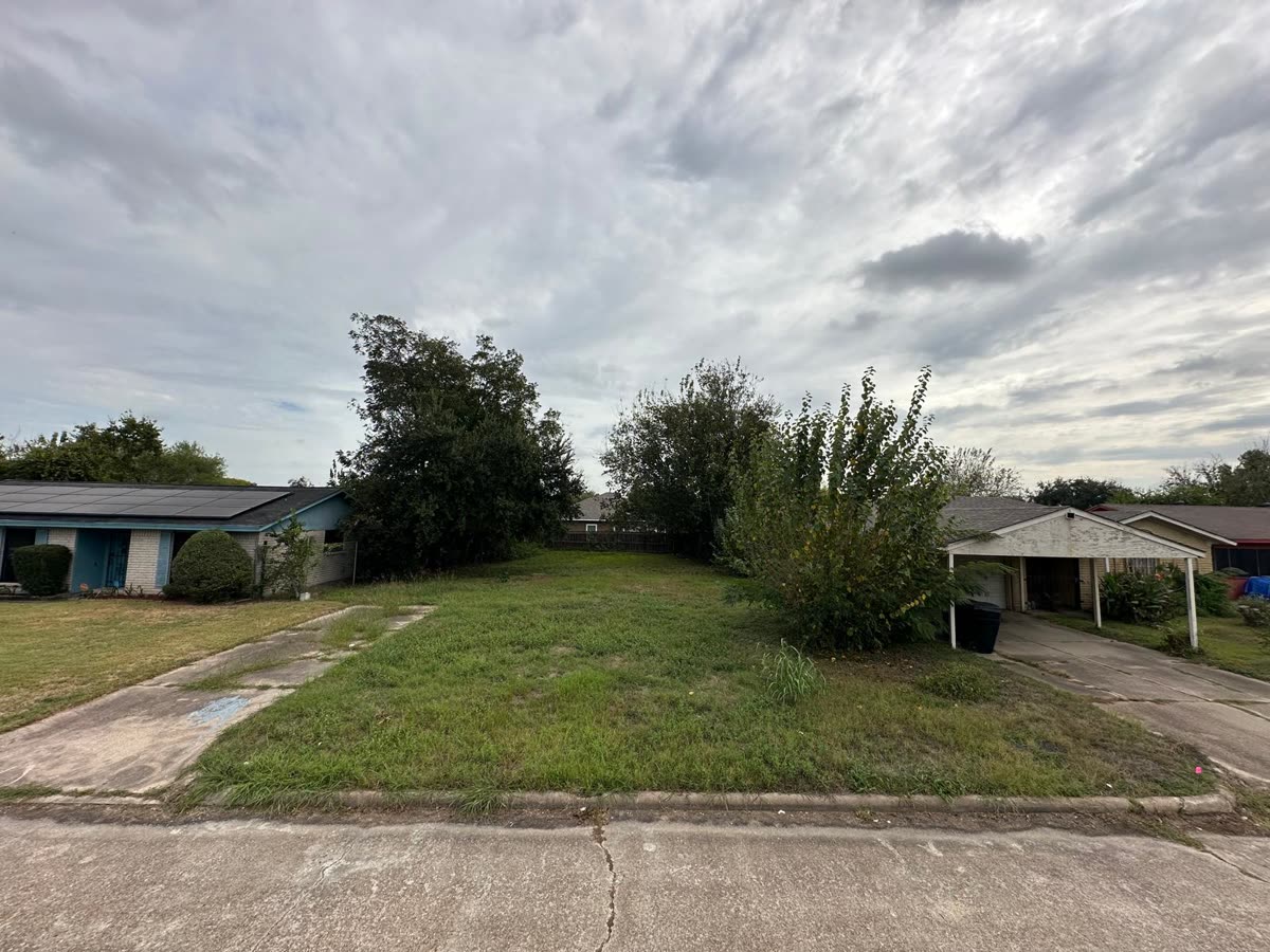 Build-Ready City Lot in South Houston: 0.13 Acre, Paved Street, Out of Flood Zone photo 2